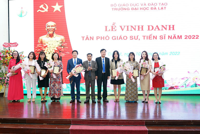 Vinh danh các tân PGS, tân Tiến sĩ của nhà trường