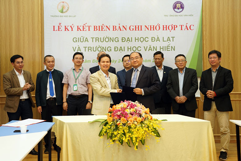 Lãnh đạo hai trường trao biên bản ký hợp tác trước chứng kiến của các đại biểu tham gia