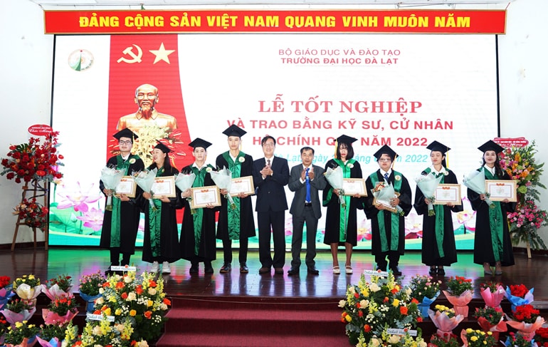 Chủ tịch Hội đồng trường và Hiệu trưởng trao giấy khen các sinh viên đỗ tốt nghiệp xuất sắc