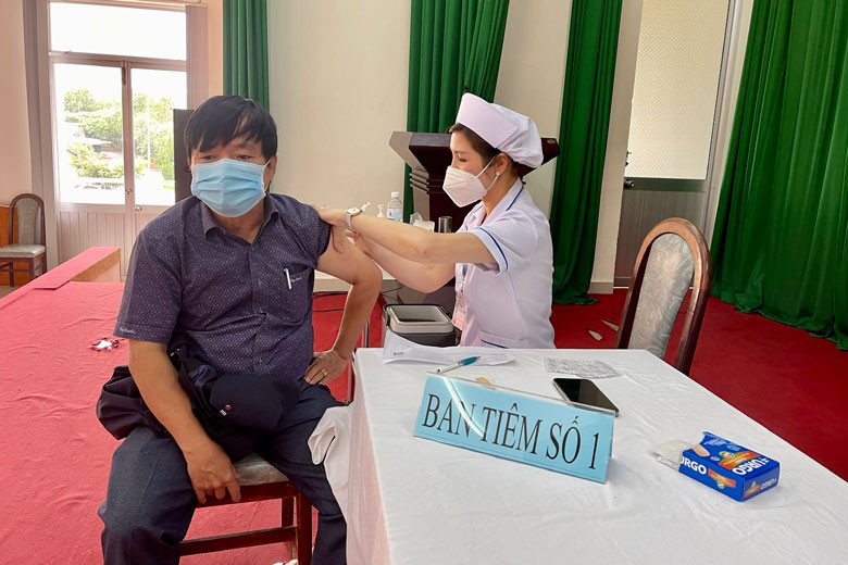 Tiêm vắc xin phòng Covid-19 tại Bệnh viện Đa khoa Lâm Đồng