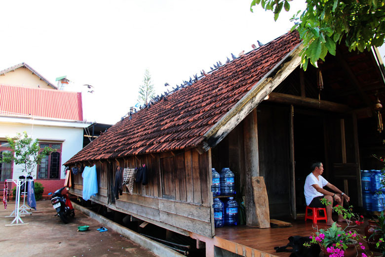 Trước là nhà dài sau là nhà gạch.