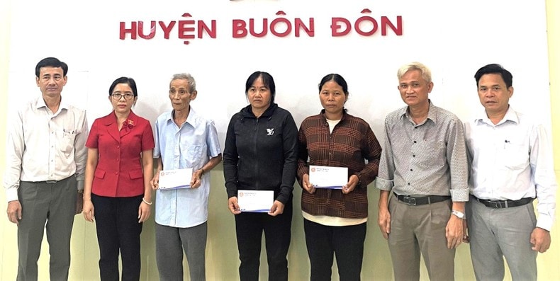 Đoàn Đại biểu Quốc hội tỉnh Đắk Lắk tặng nhà tình nghĩa cho các hộ dân tộc thiểu số ảnh 1