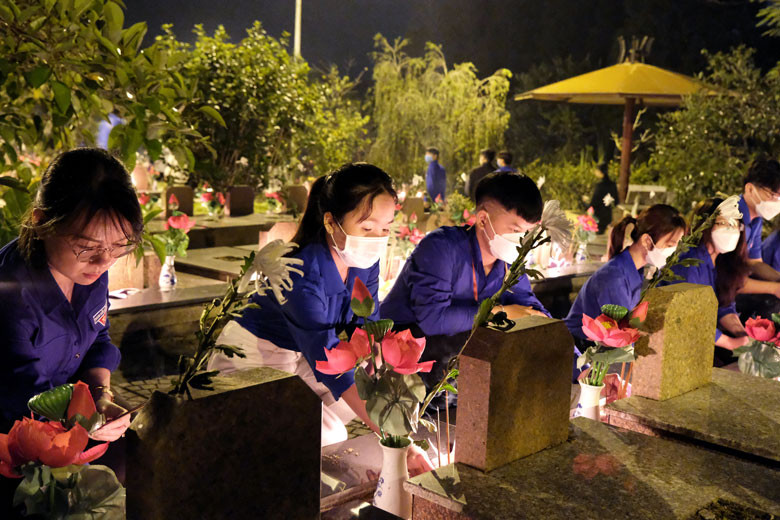 Thắp nến tri ân các anh hùng liệt sỹ tại Nghĩa trang Liệt sỹ Đà Lạt nhân dịp kỷ niệm 75 năm Ngày Thương binh - Liệt sỹ. Ảnh: V.Quỳnh