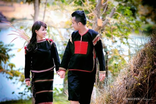 Nét đẹp truyền thống của trang phục Việt Nam luôn làm say mê lòng người. Bức hình này sẽ đưa bạn đến với một thế giới đầy màu sắc và truyền thống, nơi mà sắc đẹp của những bộ trang phục dân tộc Việt Nam được tôn lên và phát huy.