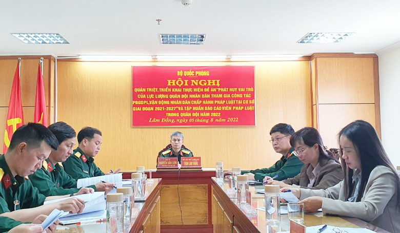 Đại tá Nguyễn Văn Sơn – Phó Chính uỷ Bộ Chỉ huy Quân sự tỉnh chủ trì hội nghị tại điểm cầu Lâm Đồng