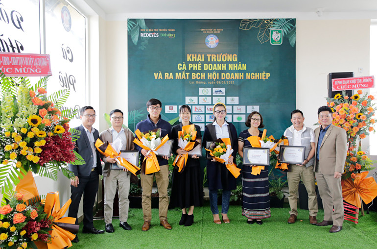 Trao giấy chứng nhận cho các hội viên mới