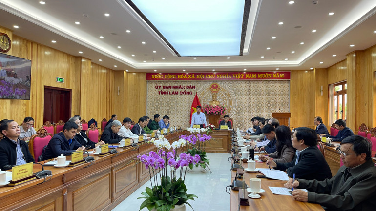 Các đại biểu tham dự hội nghị tại đầu cầu UBND tỉnh