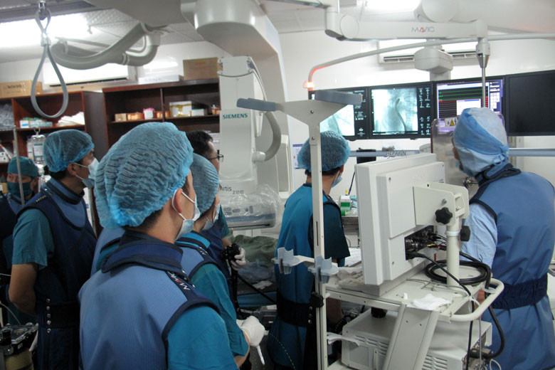 Các bác sĩ Bệnh viện Đa khoa Lâm Đồng triển khai kỹ thuật nội soi mật tụy ngược dòng dưới sự hướng dẫn của chuyên gia Pháp