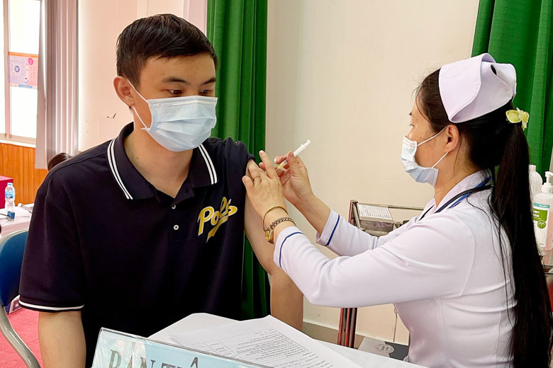 Tiêm vắc xin phòng Covid-19 tại Bệnh viện Đa khoa Lâm Đồng