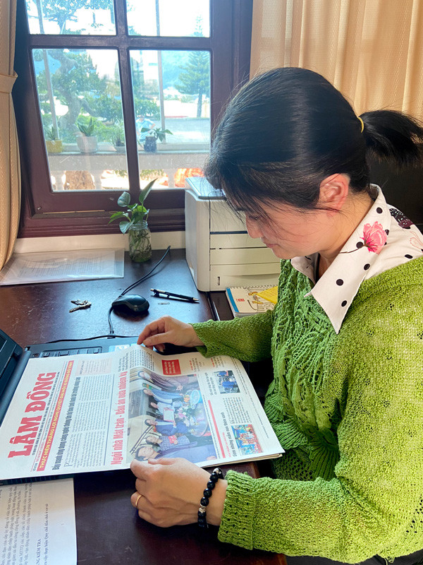 Công chức huyện Lạc Dương đọc báo Đảng trước giờ làm việc