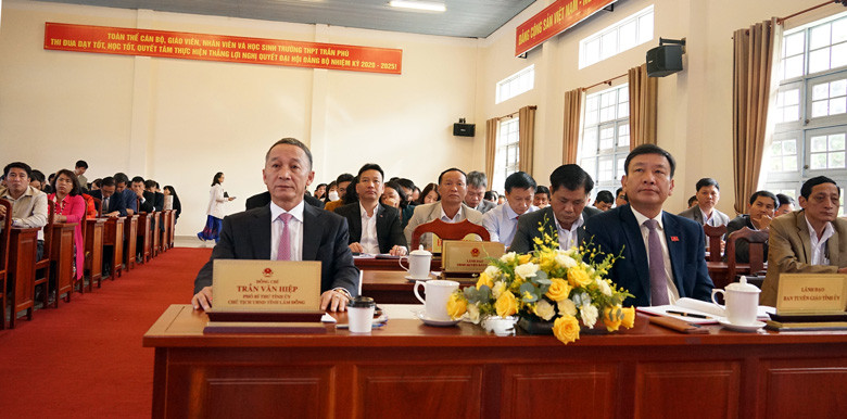 Chủ tịch UBND tỉnh Lâm Đồng Trần Văn Hiệp và Trưởng Ban Tuyên giáo Tỉnh ủy Lâm Đồng Bùi Thắng tham dự hội nghị 