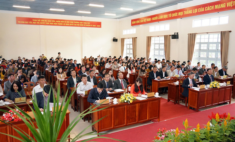 Các đại biểu lắng nghe các tham luận từ cơ sở