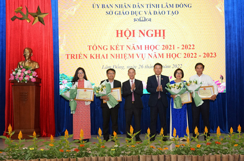 Chủ tịch UBND tỉnh và Trưởng Ban Tuyên giáo Tỉnh ủy trao bằng khen của UBND tỉnh cho các tập thể 
