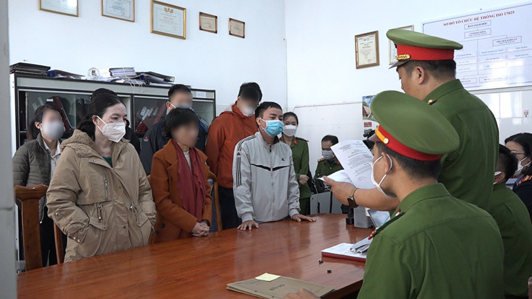 Cơ quan CSĐT Công an Lâm Đồng đọc quyết định khởi tố bị can, lệnh bắt tạm giam ông Nguyễn Xuân Đạt và bà Phạm Thị Hoa sáng nay. Ảnh: Công an Lâm Đồng cung cấp