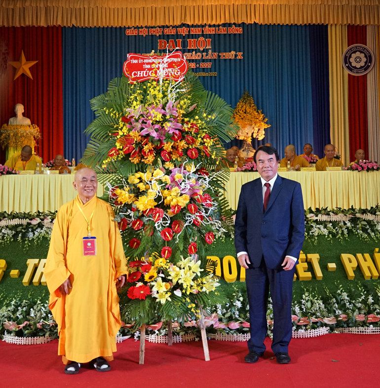Tỉnh ủy, HĐND, UBND, Ủy ban MTTQ Việt Nam tỉnh Lâm Đồng tặng hoa chúc mừng Đại hội. Ảnh: Minh Đạo