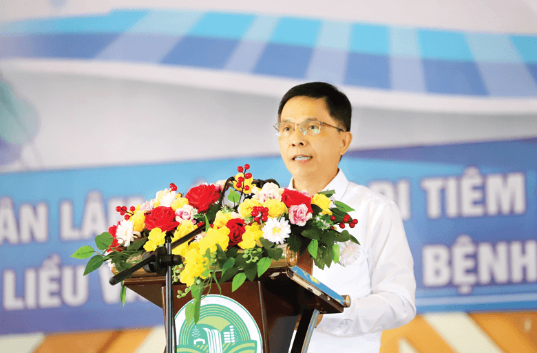 Ông Đặng Trí Dũng- Ủy viên Ban Thường vụ Tỉnh ủy, Phó Chủ tịch UBND tỉnh phát động Chiến dịch tiêm chủng vắc xin phòng COVID-19. Ảnh: K.P