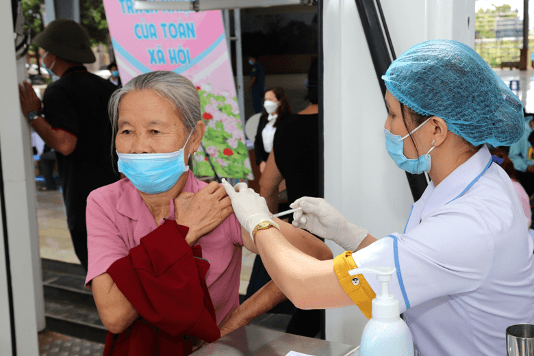 Người dân tham gia thực hiện tiêm chủng vắc xin phòng COVID-19