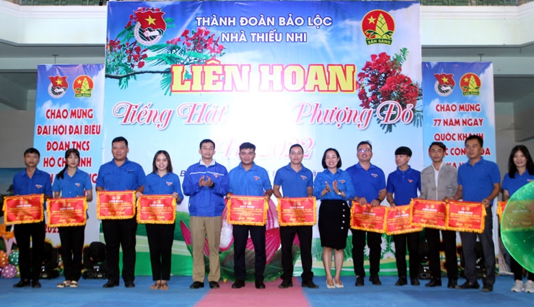 Anh Trần Đức Trung – Phó Bí thư Thường trực Tỉnh Đoàn Lâm Đồng, chị Nguyễn Hà Thanh – Bí thư Thành Đoàn Bảo Lộc trao cờ lưu niệm cho các đơn vị tham gia