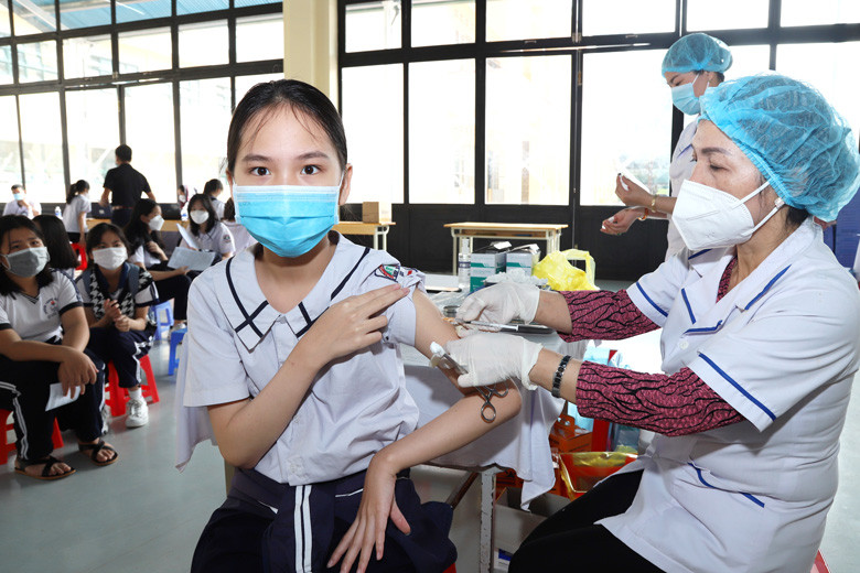 Tiêm đầy đủ vắc xin phòng COVID-19 cho học sinh sẵn sàng bước vào năm học mới 2022 - 2023