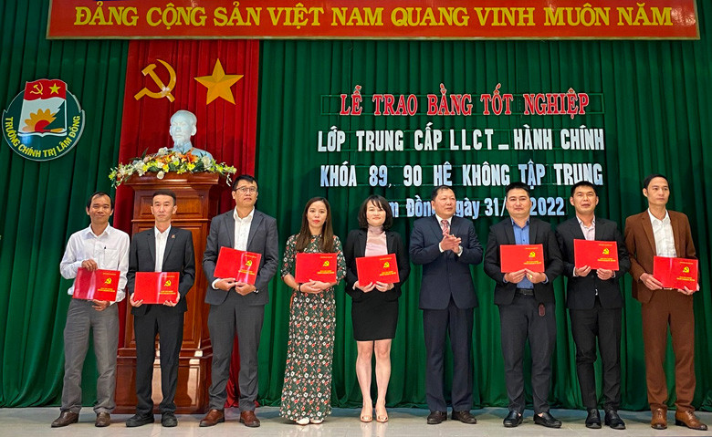 Hiệu trưởng Trường Chính trị Lâm Đồng Nguyễn Vĩnh Phúc trao bằng tốt nghiệp Trung cấp Lý luận chính trị - Hành chính cho học viên Khóa 89