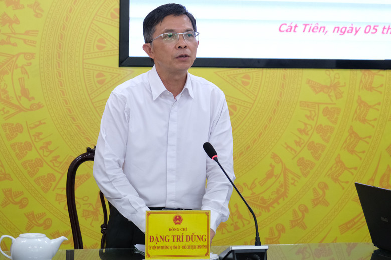 Phó Chủ tịch UBND tỉnh Lâm Đồng Đặng Trí Dũng đi thực tế khảo sát hoạt động chăn nuôi bò của các hộ dân trên địa bàn huyện Cát Tiên. 