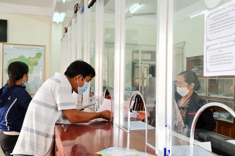 Người dân đến giao dịch tại bộ phận một cửa trung tâm hành chính huyện
