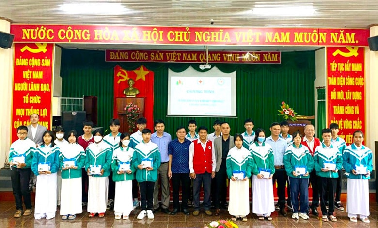 Trao tặng học bổng cho các em học sinh nghèo vượt khó Trường THPT Lê Thị Pha