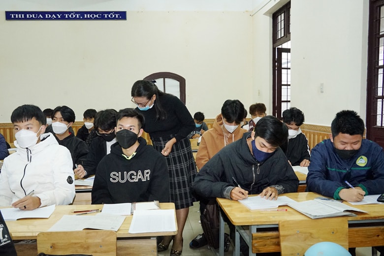 Giờ học của học sinh lớp 12 Trung tâm GDTX tỉnh năm học 2022-2023