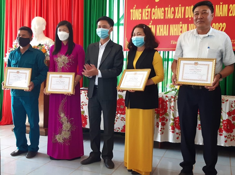 Đảng ủy xã Tân Lâm khen thưởng cho các chi bộ trực thuộc đã có nhiều thành tích trong công tác xây dựng Đảng