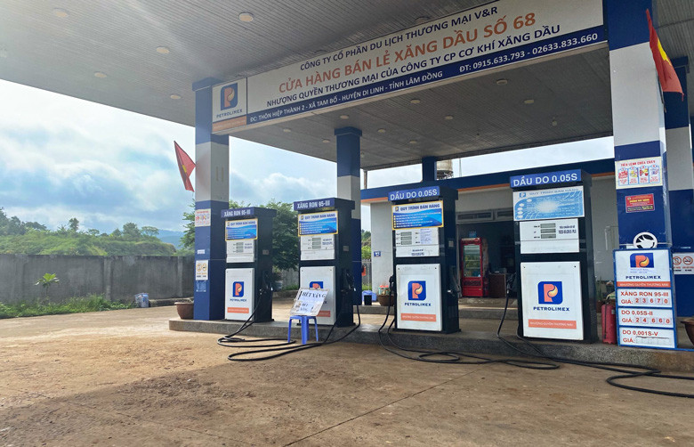 Hai trong 5 cửa hàng treo biển hết xăng, nghỉ bán dọc Quốc lộ 20 đoạn qua huyện Di Linh và Đức Trọng. Ảnh chụp sáng 21/9