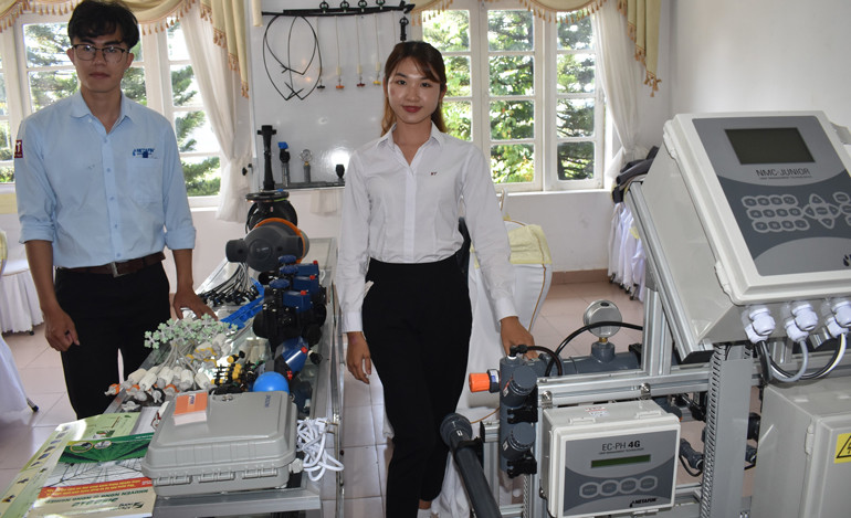 Trưng bày hệ thống thiết bị phục vụ sản xuất nông nghiệp thông minh tại Diễn đàn