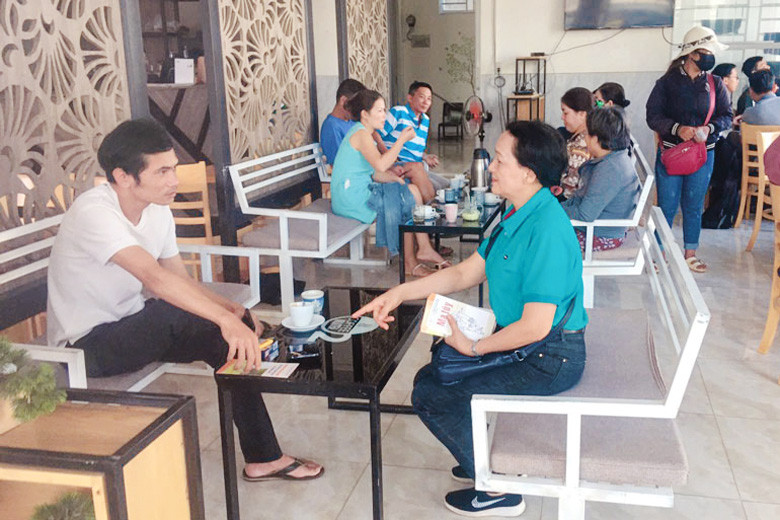 Thành viên Đội Tình nguyện thị trấn Liên Nghĩa, huyện Đức Trọng tham gia tuyên truyền phòng, chống tệ nạn xã hội cho người dân