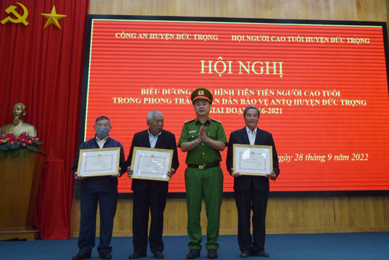 Lãnh đạo Công an huyện Đức Trọng trao giấy khen cho các cá nhân