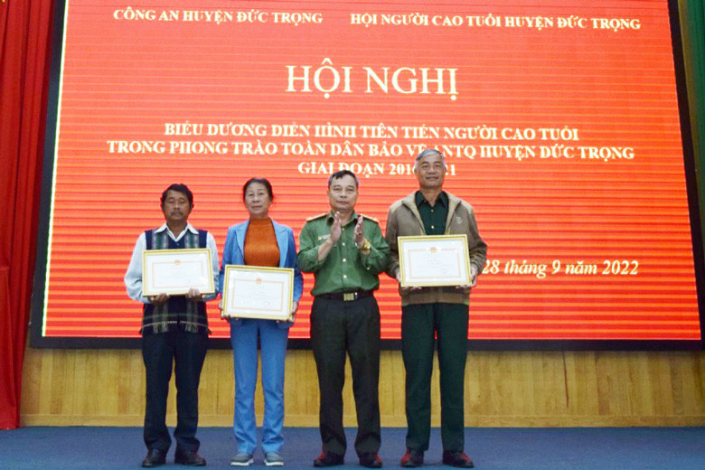 Lãnh đạo Công an tỉnh trao giấy khen cho 3 cá nhân 