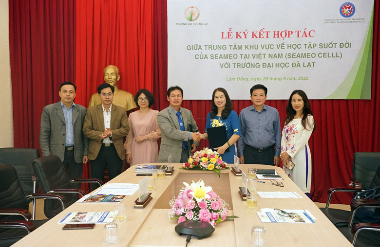 Hai bên bàn giao văn bản ký kết thỏa thuận hợp tác
