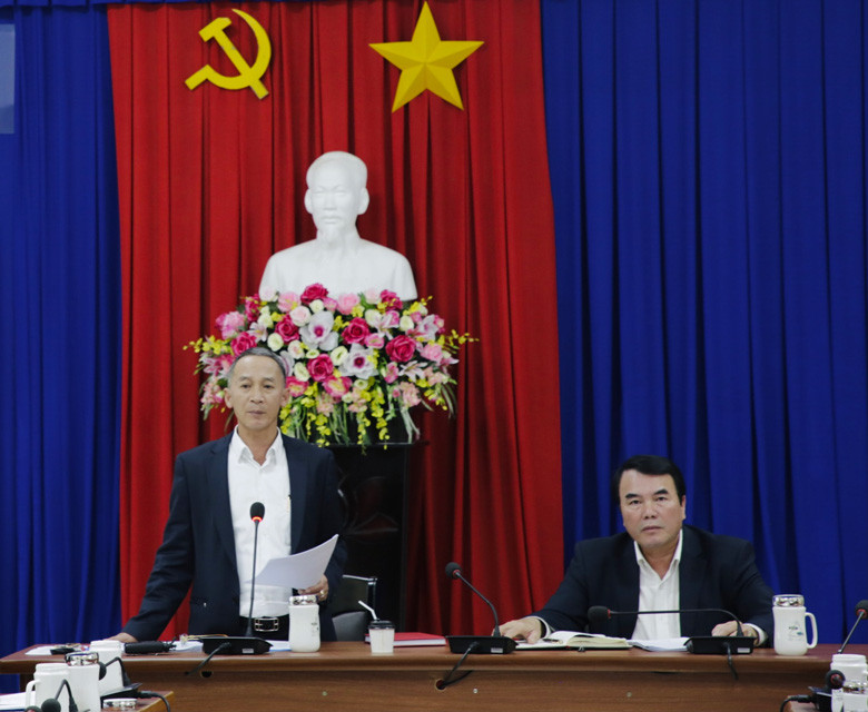 Chủ tịch UBND tỉnh Trần Văn Hiệp và Phó Chủ tịch UBND tỉnh Phạm S chủ trì buổi làm việc với UBND thành phố Đà Lạt