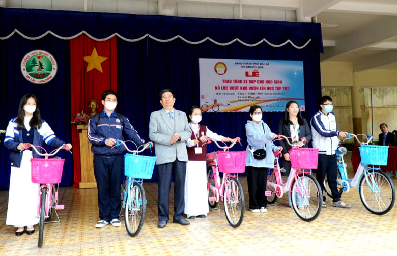 Trao tặng xe đạp cho học sinh nghèo hiếu học