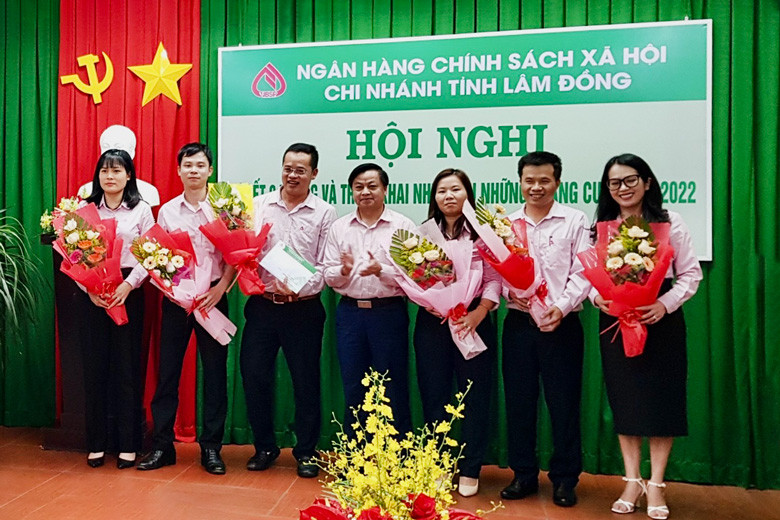 Nhiều tập thể và cá nhân được khen thưởng vì có thành tích tốt trong hoạt động tín dụng chính sách 9 tháng đầu năm