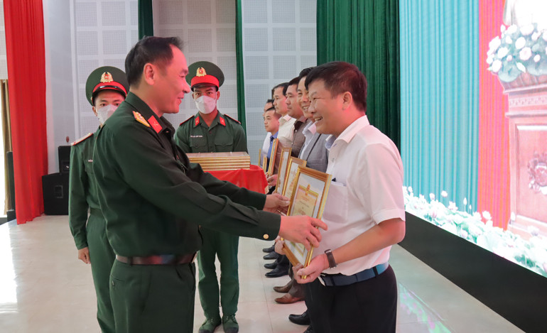 Đại tá Vy Thanh Minh - Phó Chỉ huy trưởng, Tham mưu trưởng Bộ Chỉ huy Quân sự tỉnh trao giấy khen cho các học viên hoàn thành xuất sắc khoá học