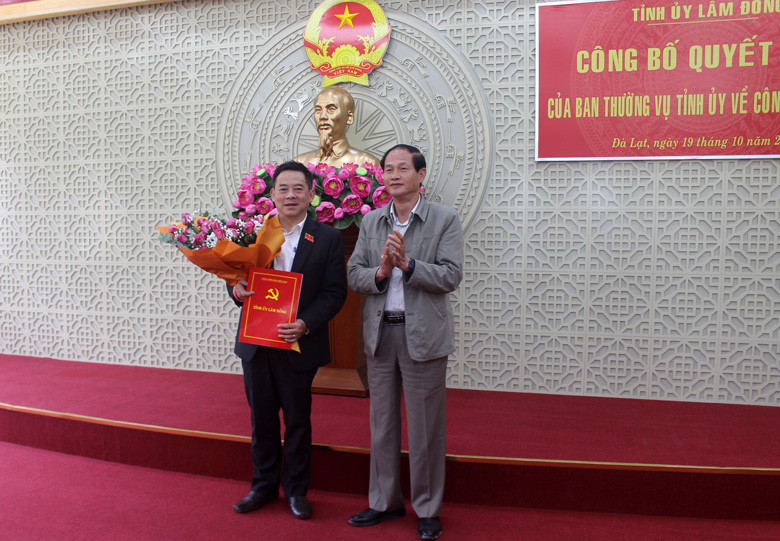 Đồng chí Nguyễn Trọng Ánh Đông - Ủy viên Ban Thường vụ Tỉnh ủy, Trưởng Ban Tổ chức Tỉnh ủy trao quyết định của Ban Thường vụ Tỉnh ủy điều động đồng chí Nguyễn Văn Phương giữ chức vụ Phó Bí thư Thành ủy Bảo Lộc.