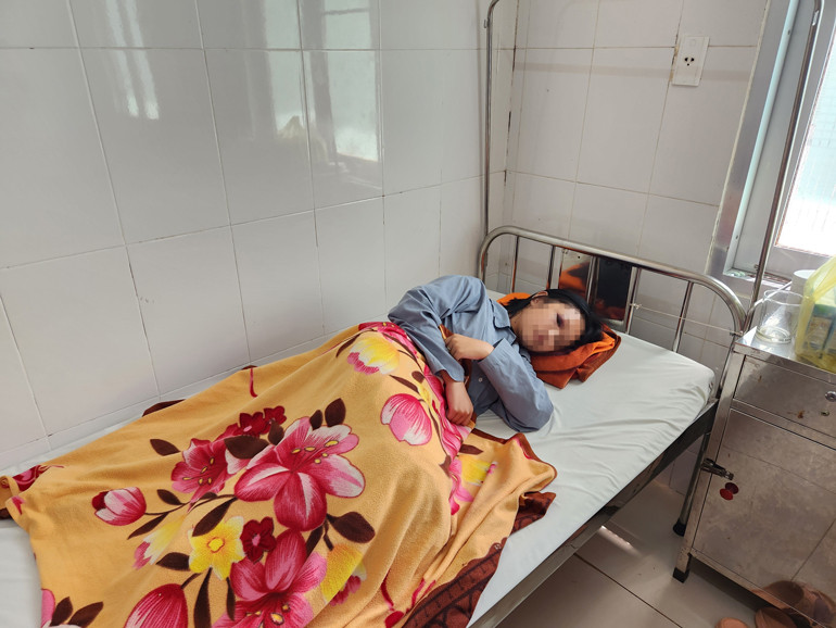 Tinh thần em L. vẫn còn hoảng loạn, chưa ổn định khi bị đánh hội đồng vào tối 23/10