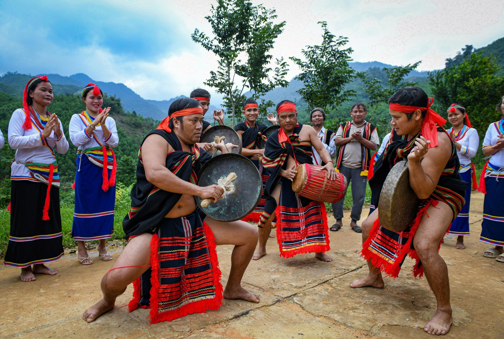 Dân tộc Co ảnh 4