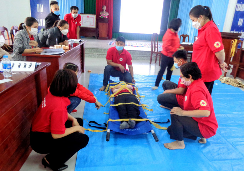 Các thành viên diễn tập tình huống sơ cấp cứu