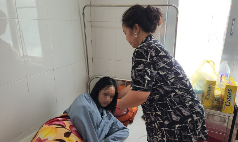 Người nhà chăm sóc cháu L. tại bệnh viện
