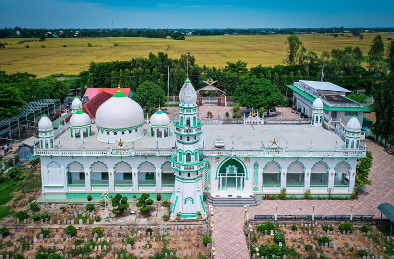 Mặt trước Thánh đường của người Chăm theo đạo Hồi ở An Giang và là biểu tượng văn hoá của cư dân đạo Hồi vùng này