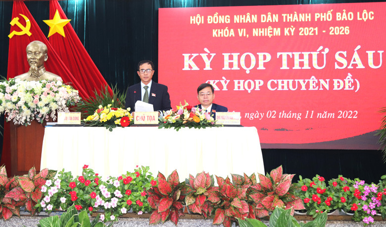 Chủ tọa điều hành kỳ họp