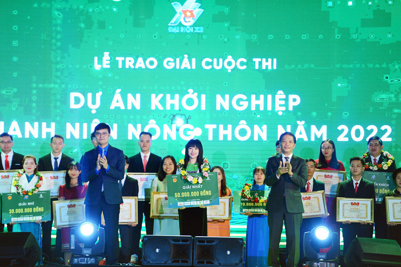 Trao giải nhất Cuộc thi Dự án khởi nghiệp thanh niên nông thôn cho dự án “Mang thịt chua đất Tổ đến mọi miền tổ quốc” của tác giả Nguyễn Thị Thu Hoa đến từ tỉnh Phú Thọ