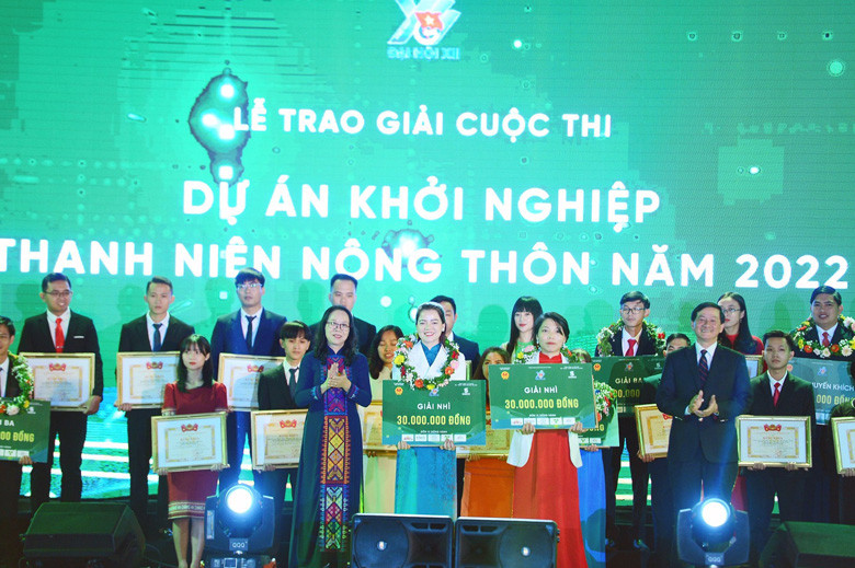 Trao giải nhì cho 2 dự án “Tận dụng nguồn bưởi non từ vĩnh cửu để sản xuất xà bông thiên nhiên và các hoạt động vì cộng đồng” và dự án “Dự án Lá khô Handmade”