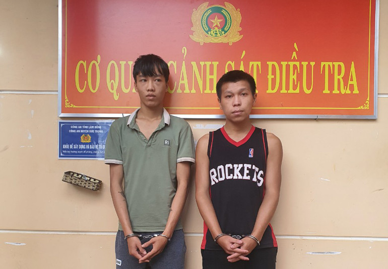 2 đối tượng bị bắt giữ tại Cơ quan Cảnh sát điều tra Công an huyện Đức Trọng