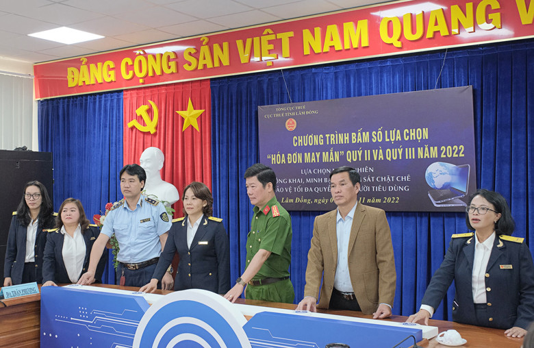 Thực hiện bấm số lựa chọn “Hóa đơn may mắn”